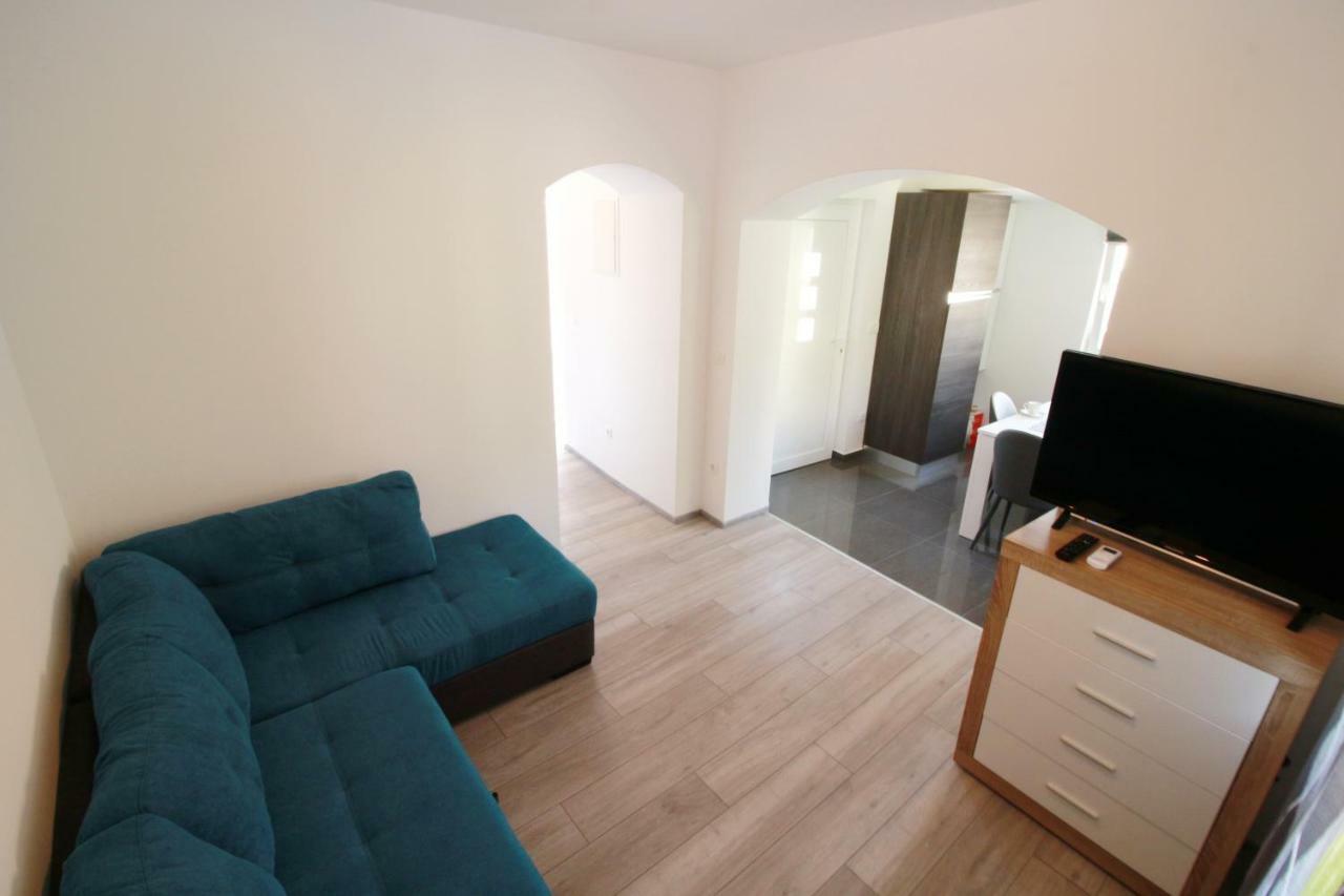 Apartment Sara With Seaview Petrcane Exterior photo